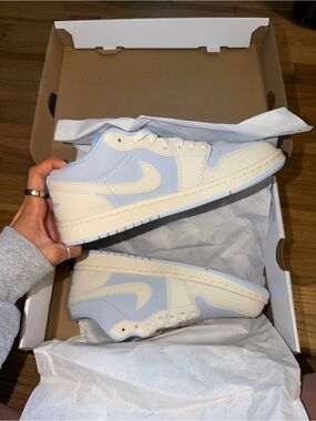 Nike Women’s Low-Top Sneakers — Cream & Light Blue